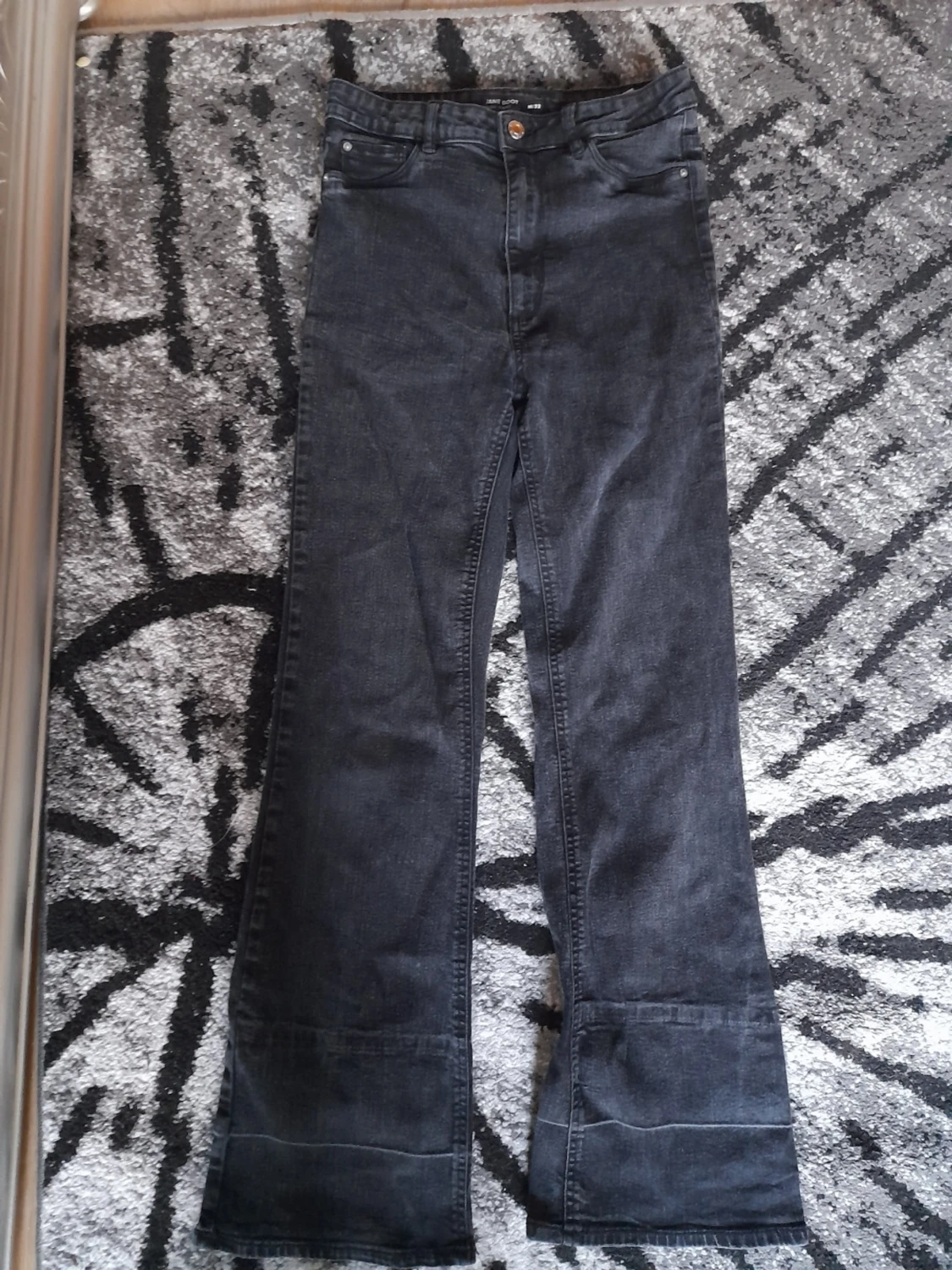 Svarta bootcut jeans med hög midja