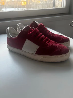 Valentino flycrews röd - Säljer nu mina flycrews då de inte kommer till användning. Storlek 42, men flycrews brukar uppfattas som stora i storleken, därför passar skorna 42,5-43 också. Mockan är väl omhändertagen och fortfarande fin i färgen. Det finns en liten defekt längst bak på höger sko, men inget som kommer synas vid användning. Inget og medföljer. Kan vara en sen julklapp till dig själv eller någon annan. Hör av dig vid funderingar! 