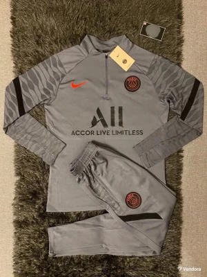 Psg tracksuit  - En tracksuit ifrån Nike, jätte snygg och stillig passar med nästan allting, några frågor eller annat kom privat för svar