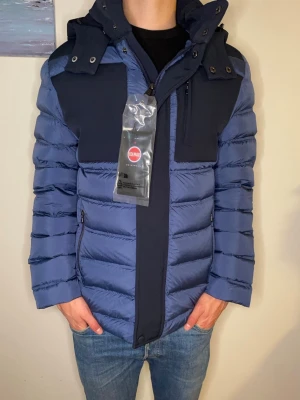 Colmar jacka  - Helt ny vinterjacka från Colmar. Storlek Eu 48 (S). Nypris:6200kr mitt pris:2999kr. Hör av er vid frågor och funderingar! Vid snabb affär kan pris diskuteras!