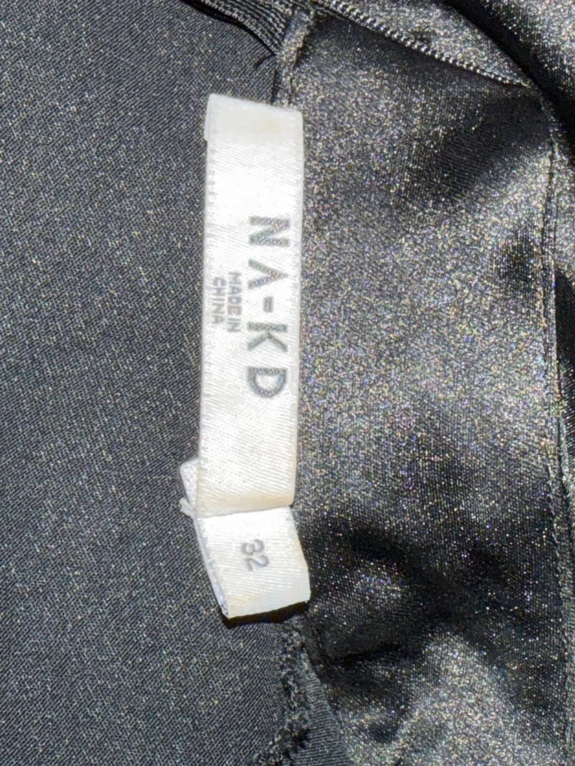 Svart satin klänning med puffärm - 4