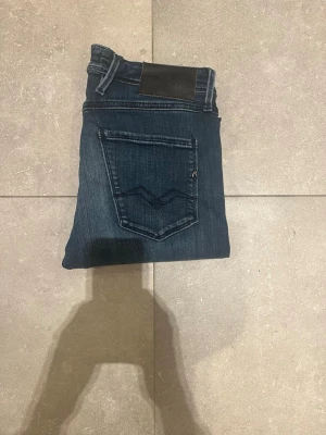 Replay anbass  - Tjena, säljer nu dessa riktigt snygga Replay anbass i Stl W30 L32 Dom är i riktigt bra skick. Nypris 1600✅Vid minsta funderingar så är det bara att höra av sig//Allt gott