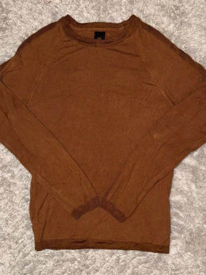 Stickad tröja - | Skick: 8:10 | Färg: Brun/Beige | Vad inkluderas: Tröjan | Retail pris: 399kr | 