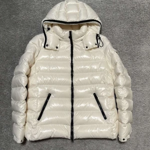 Moncler Bady  - Moncler Bady, storlek 5/sitter som en m/L, skick 9/10, välldigt eftertraktad samt sellsynt färg, nypris 17600kr, vid funderingar hör av er.