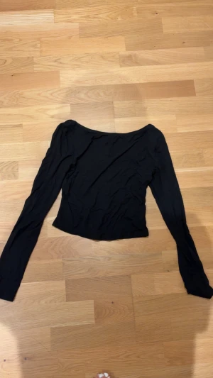 Backless top  - Långärmad backless top. Luftig och skönt material. 