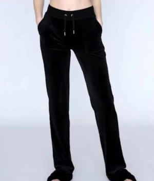 Svarta mjukisbyxor med snörning - Svarta mjukisbyxor från juicy couture, säljs pga kommer inte till användning 