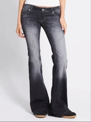 Svarta bootcut jeans med slitningar - Low rise bootcut jeans i storlek S. 