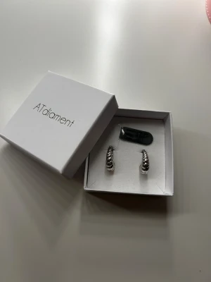 Silver örhängen - Örhängen i äkta 925 sterling silver från ATdiament. Kommer i original ask.