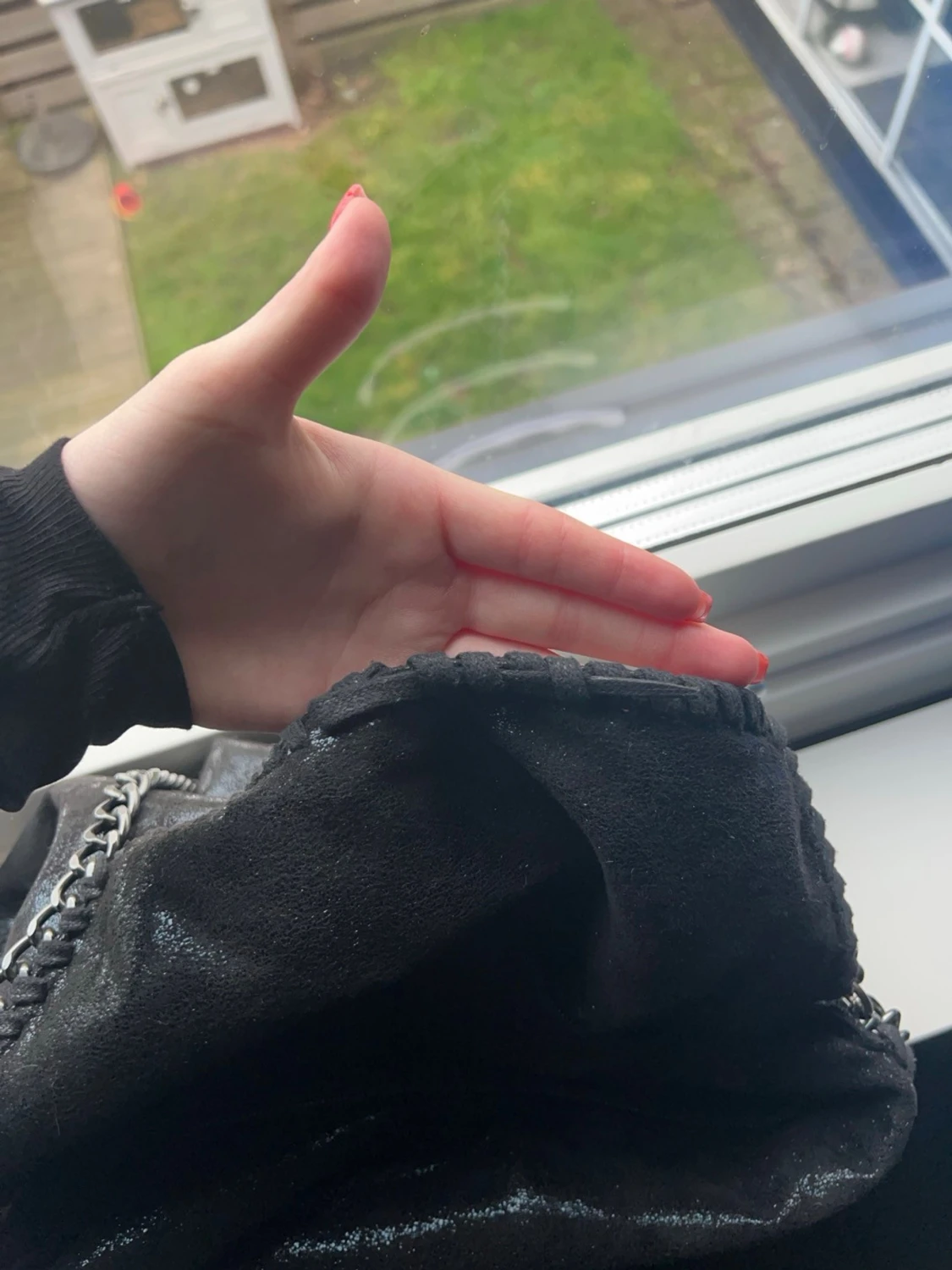 Svart axelväska med kedjedetaljer - 1