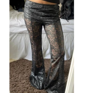 Spets byxor - Svarta blommiga spets byxor med silvrigt skiner, i bra skick. (Lånade bilder)