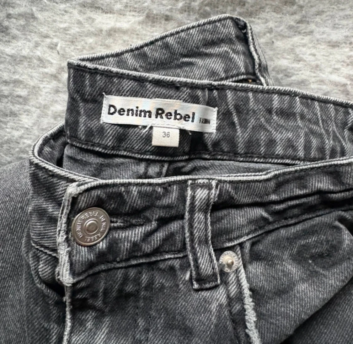 Grå straight jeans från Denim Rebel - 1