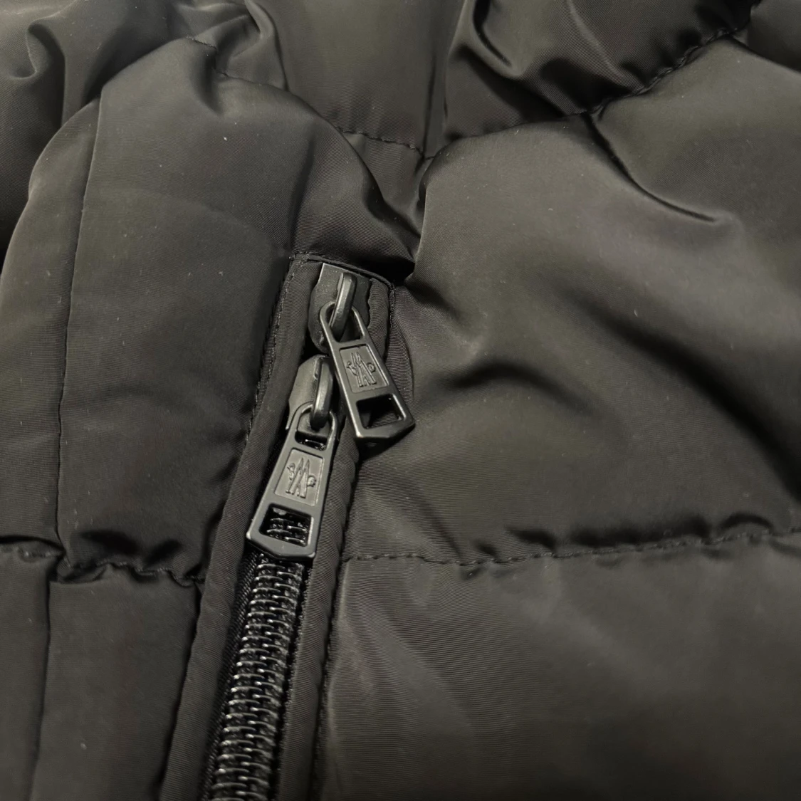 Svart Moncler pufferjacka med huva - 3