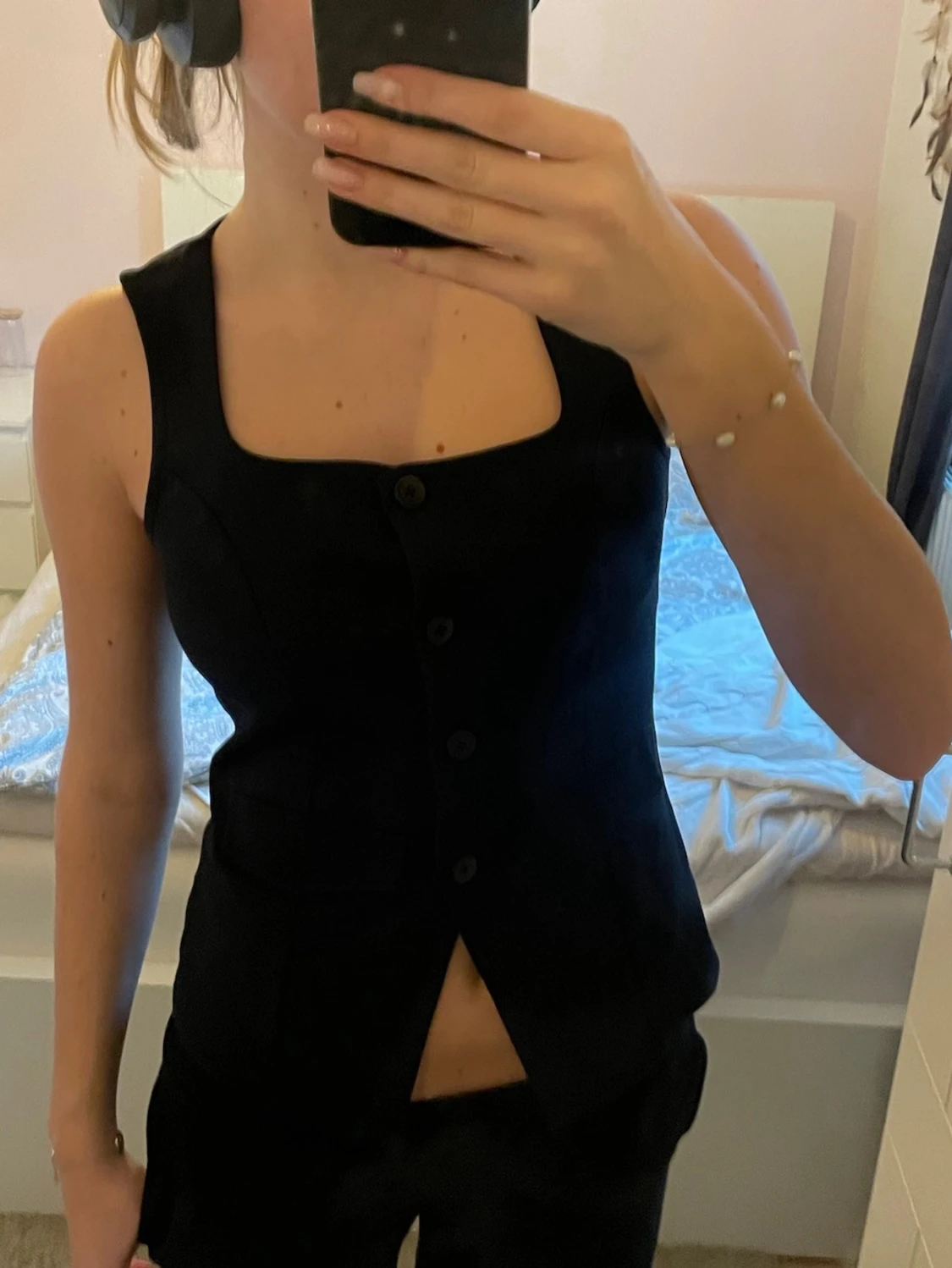 Svart figursydd väst med knappar - 1