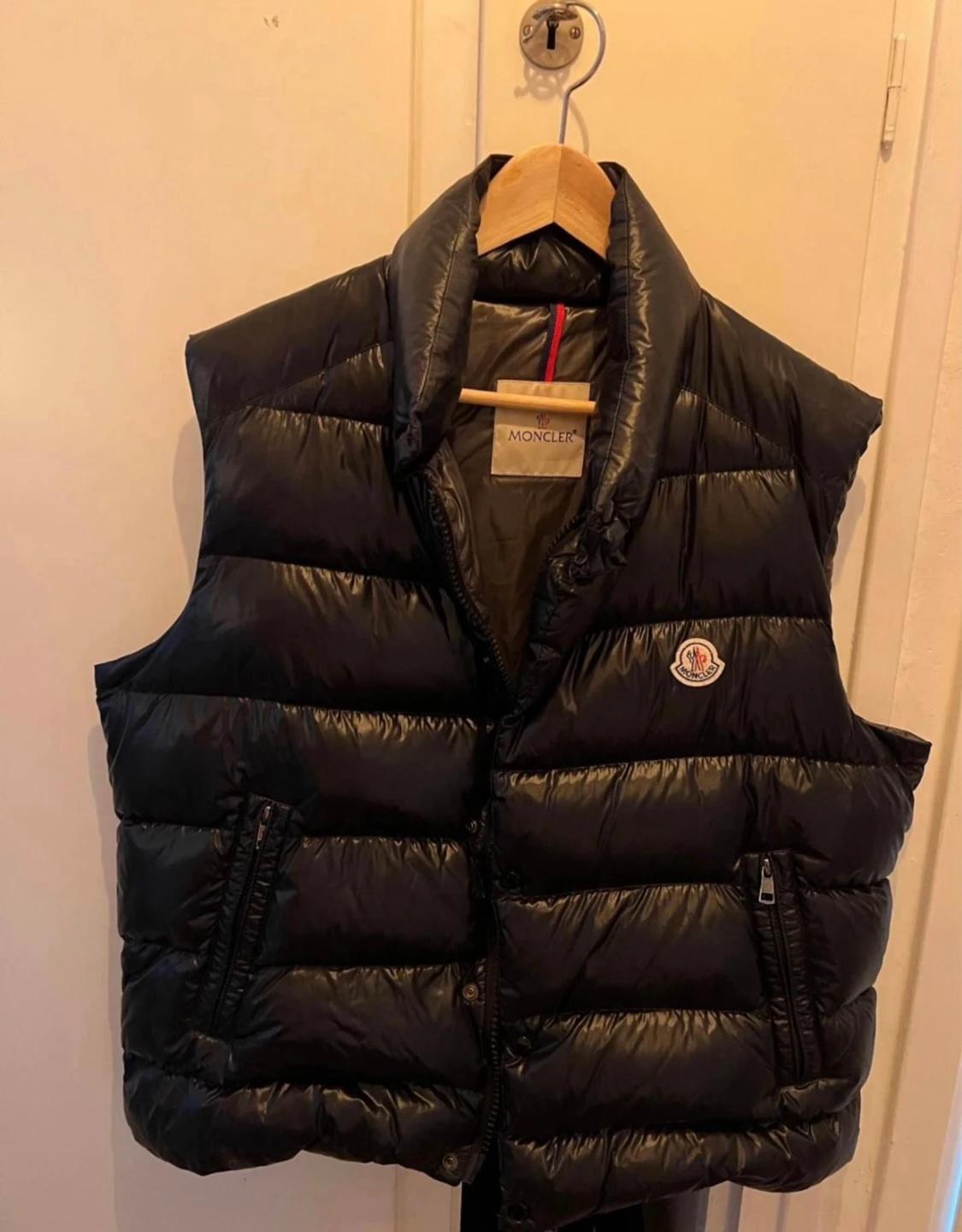 Svart dunväst från Moncler