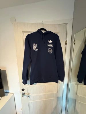 Premium adidas original hoodie - Snygg marinblå hoodie från Adidas med otrolig premium kvalité samt parssform! Pris kan diskuteras, hör av dig vid minsta fråga!