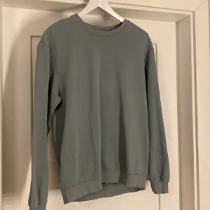 sweatshirt  - säljer denna fina gröna sweatshirt i bra skick💓