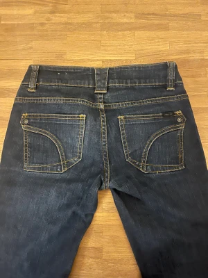 Mörkblå bootcut jeans från ONLY💗 - Snygga mörkblå jeans från ONLY med klassisk bootcut passform. Mått: Midja rakt över= 33,5cm innerbenslängd= 81cm