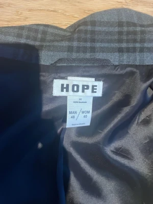 En lätt jacka från HOPE - Rutig. Lätt foder. Bra skick. Skön