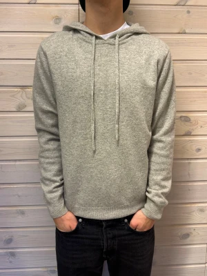 Kashmir hoodie - Riktigt sjysst kashmir hoodie från ST studioså.            Nypris 2199kr mitt pris 699kr