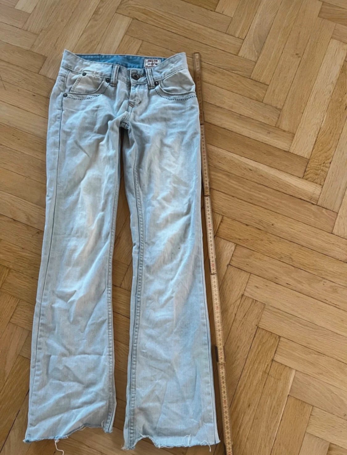 Ljusblå bootcut jeans med rå kant - 1