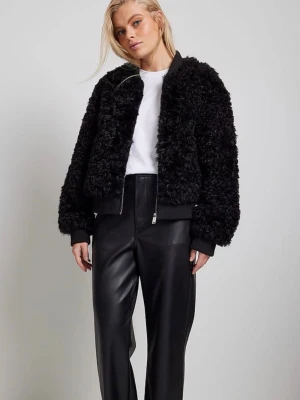 Svart teddy bomberjacka med dragkedja - Säljer en svart teddy bomberjacka med fluffig yta och ribbade muddar. Perfekt för dig som gillar en cool och avslappnad stil. Använd vid enstaka tillfällen💕