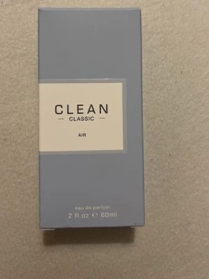 clean perfume!!! - clean parfym classic air. endast testad på handen och köpt för 525, säljer pga inte min doft❤️