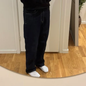 Mörkblå jeans - Säljer ett par mörkblå jeans med loose fit och raka ben. Köpta ifrån PULL&BEAR i Spanien, ny pris 49€.