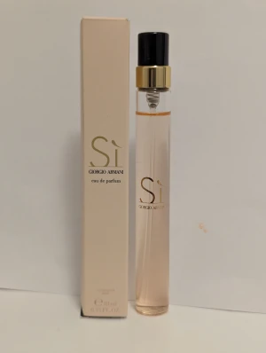 Giorgio Armani Sì EdP 10ml - Smidig 10 ml spray av Giorgio Armani Sì eau de parfum. Perfekt att ta med i väskan för en lyxig känsla när som helst. Endast testad. 