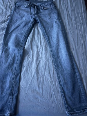 Dondup George  - Säljer ett par feta dondup George som tyvärr it passar längre, det har en lagning men knappast syns, Dondup logan som syns på andra bilden har lossnat lite. MVH/Marko