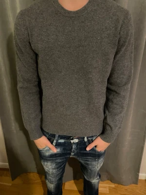Crewneck hackett london  - Säljer denna sjukt snygga crewneck från hackett London! Knappt använd något! Perfekt mörkgrå färg nu för hösten! Storlek s! Nypris 1799kr!