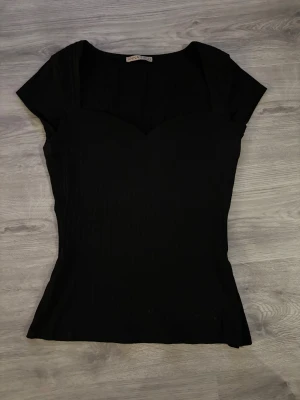 Svart ribbad topp från Anna Field - Svart ribbad topp från Anna Field med korta ärmar.