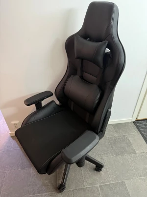 Gaming stol - Helt bra gaming stol som inte har en enda repa! Är jätteskön