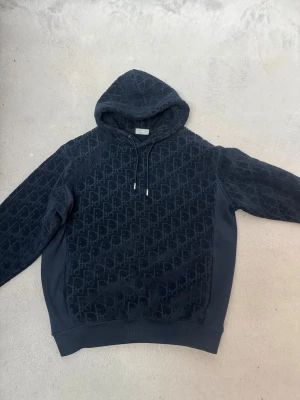 D hoodie  - Säljer en hoodie för ett bra pris. Passar dig perfekt ifall du vill vara unik.