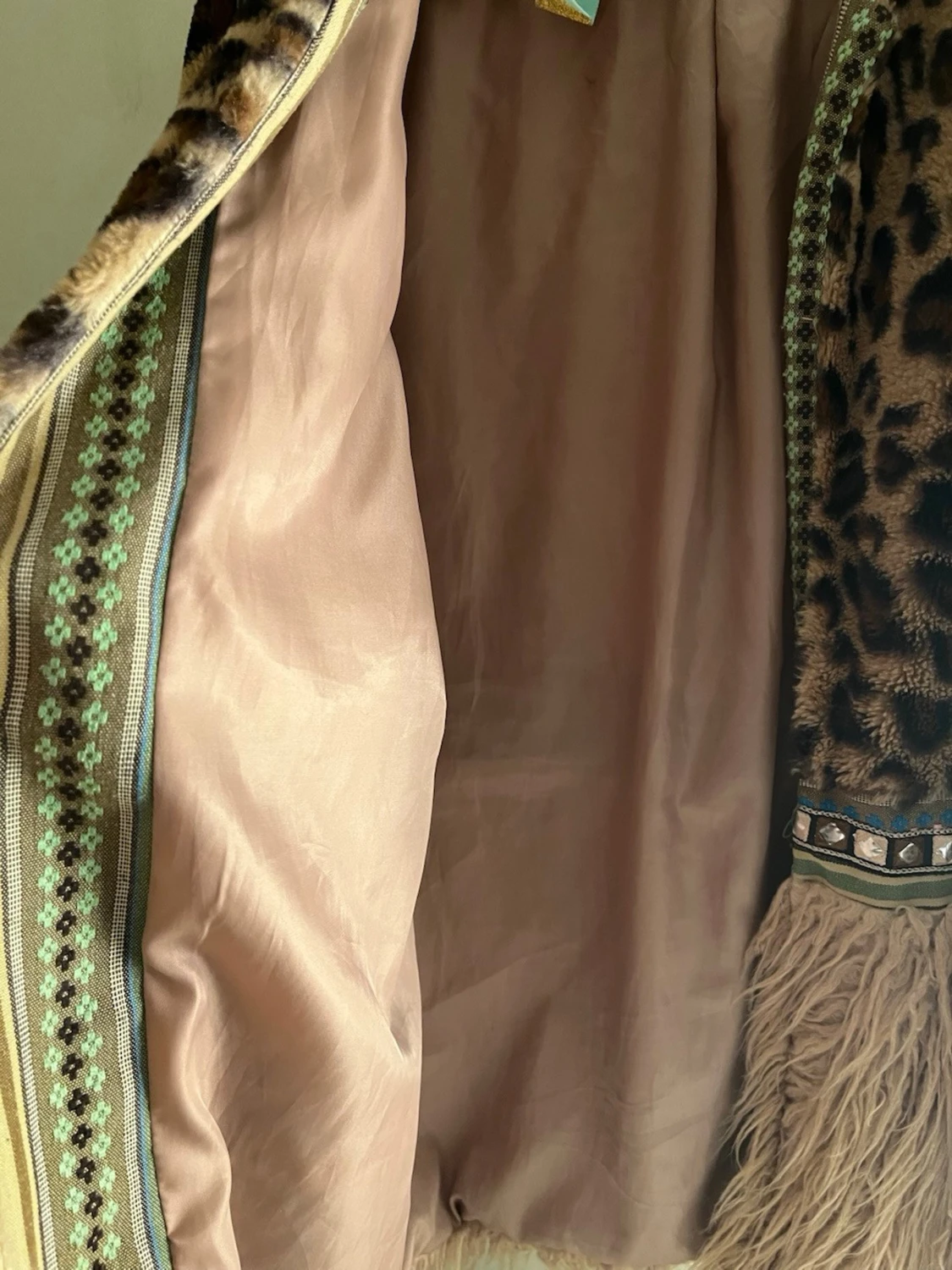 Leopardmönstrad pälsjacka med fransar - 3