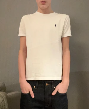 Ralph Lauren t-shirt - Ralph lauren T-shirt | Storlek M (barn | Skick 9/10 | modellen är ca 170cm | hör av dig vid minsta fråga //CDG