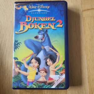 Djungelboken 2 VHS  - 5 movies for 40kr message me for discount  Catagory: Barn filmar  Older: 7år  Tal: Svenska  Längd: 70min  Please note that VHS tapes naturally degrade overtime even with proper care, therefore I cannot guarantee the condition of the tape's quality.  Bundle discounts: two items 10% off (automatic) three items 15% off, five items 20% off. Message me before purchasing 3+ items for discount.