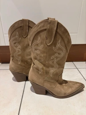 Beiga cowboy boots i mocka - Snygga beiga cowboy boots i mocka. strlk 37🤍🤍🤍