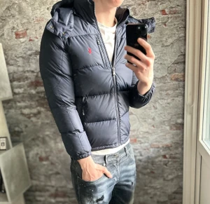 Ralph lauren jacka - Mycket fint skick, inga defekter. Storlek 14-16 motsvarar XS passar dig som är mellan 160-173cm ungefär. Nypris ca 5000kr. Modellen är 180 cm, 65kg. Passar bra nu till vintern. Skriv för mer information!🤝