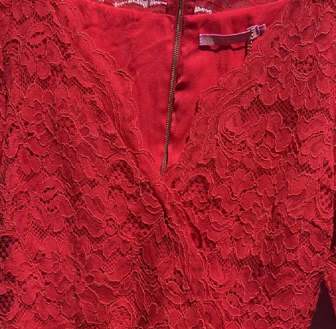 Röd spetsklänning med v-ringning - 2