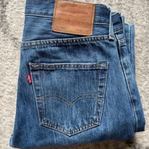 Blåa Levis 501 jeans - Bra skick  Storlek 30 32