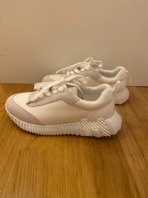 Skor - Jätte fina skor i storlek 36-36,5 dem är super eleganta och fina och super sköna. Passar super bra till alla outfits. Kan passa herr och dam