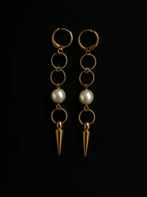 Eleganta handgjorda örhängen i guldton - Dessa unika örhängen kombinerar stilren design med en edgy känsla. De består av guldfärgade ringar, en mjukt skimrande pärla och en spetsig detalj som ger ett modernt uttryck. Perfekta för både vardag och fest – ett smycke som verkligen drar blickarna till sig.