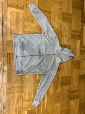Lacoste zip hoodie - En grå Lacoste zip hoodie som användes en gång