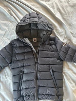 Mörkgrå pufferjacka från Colmar - Snygg mörkgrå/svart pufferjacka från Colmar med huva och dragkedja framtill. Liten defekt, skriv för frågor💕