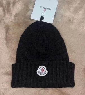 Moncler mössa - Säljer en moncler mössa perfekt för kalla dagar och dig som gillar märken och mode kom dm för eventuella frågor 🧐pris kan diskuteras💯.
