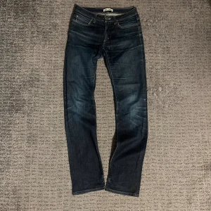 Acne Jeans Hep Raw  - Säljer ett par mörkblå Acne Jeans Hep Raw i storlek 30/34. Riktigt fin tvätt både bak och fram. Enda nackdelen är att läder lappen på baksidan är borta.