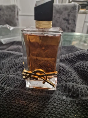 YSL Libre Eau de Parfum Intense - YSL Libre Eau de Parfum Intense – en ikonisk parfym med snygg design och lyxig känsla. Perfekt för dig som vill sticka ut och visa din personlighet. Volym och ingredienser syns ej tydligt på bilderna.