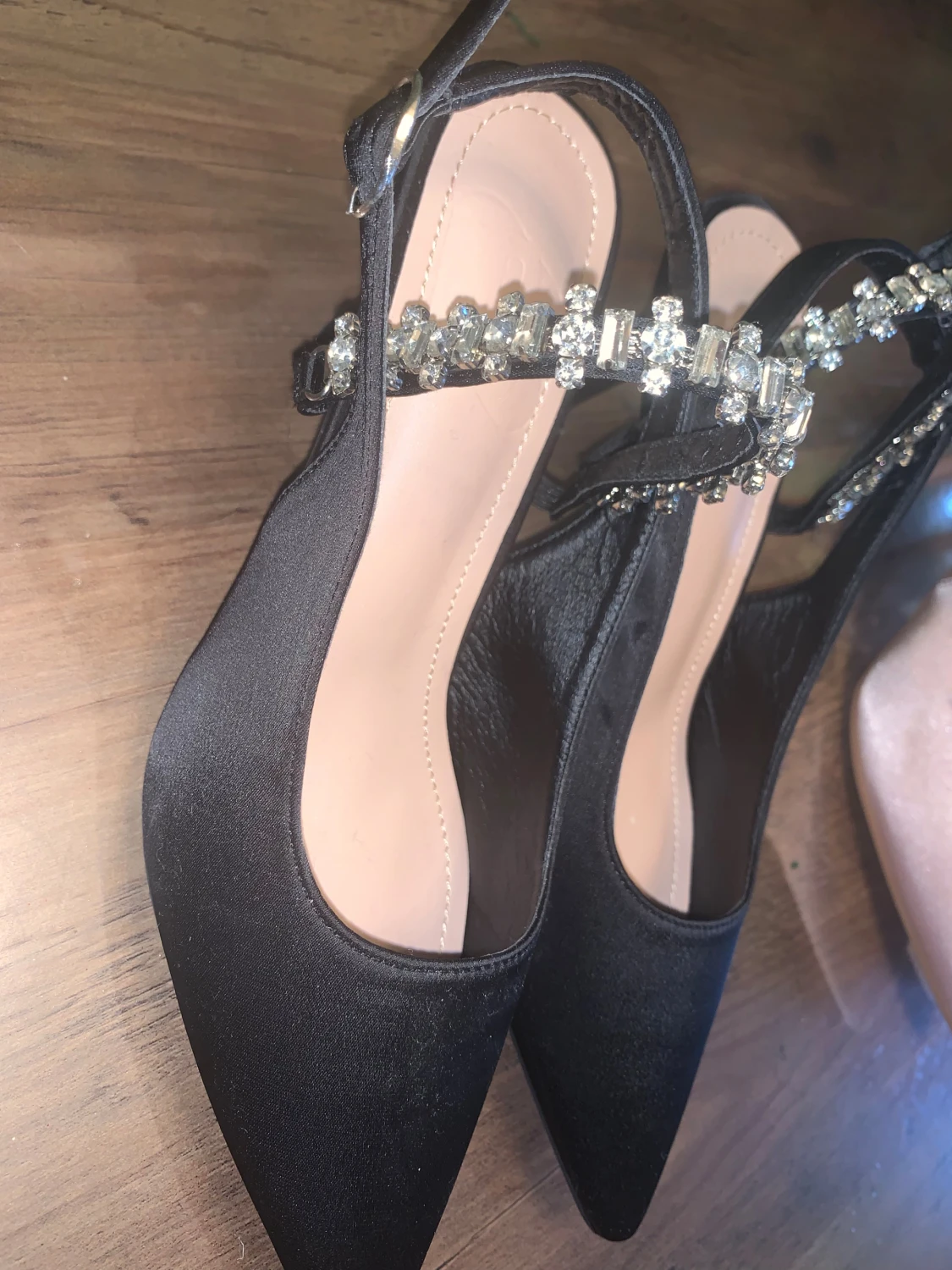 Svarta pumps med strass och klack - 1