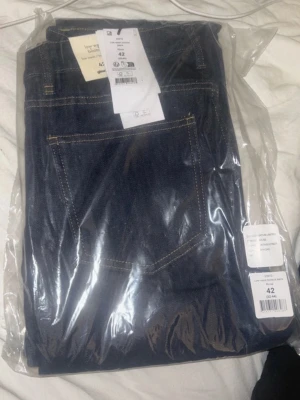 Bootcut jeans mörkblå låg midja - Mörkblå bootcut jeans från Gina Tricot med låg midja säljer då jag köpte dem i fel storlek och hoppas nu på att de kan hamna hos någon de passar. Ord pris :500kr 
