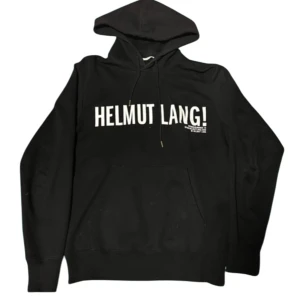 Svart Helmut Lang Hoodie - Säljer denna Helmut Lang hoodie i fint skick! | Storlek M | Pris går att diskutera vid snabb affär! | Hör av dig vid minsta fundering! | 
